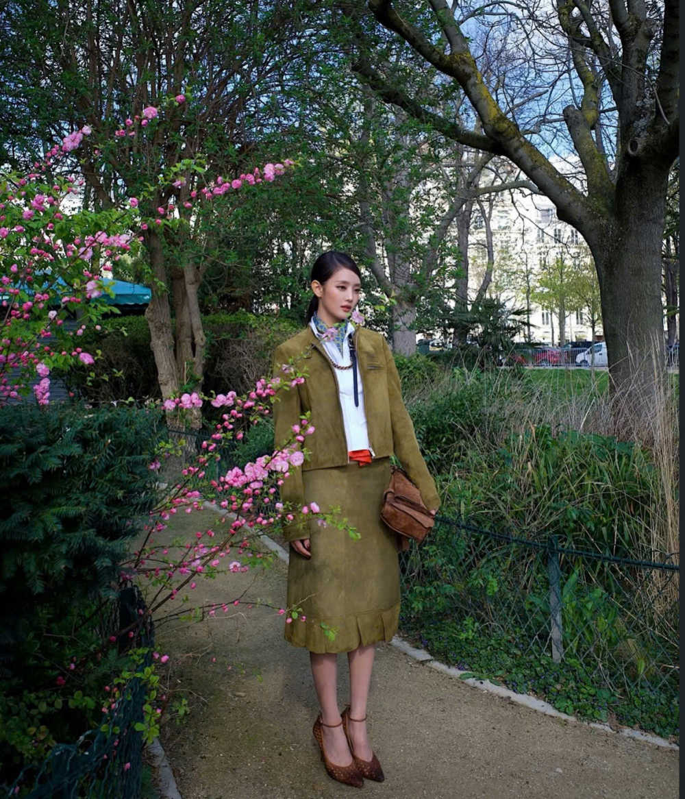 Một bản phối monochrome không nhất thiết phải là một mảng màu đồng nhất từ đầu đến chân. Điểm quan trọng nằm ở việc tạo “điểm ngắt” bằng các sắc độ gần nhau trong cùng bảng màu. Với Cloud Dancer – gam màu sáng của năm, bạn có thể kết hợp linh hoạt trắng kem, trắng ngà hoặc be nhạt để tổng thể trông mềm mại và có chiều sâu hơn, thay vì phẳng và đơn điệu.