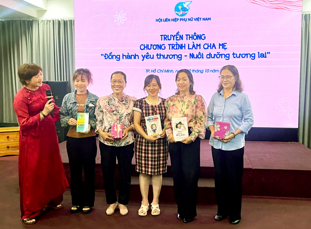 Tiến sĩ Phạm Thị Thúy tặng sách nuôi dạy con cho các bậc cha mẹ - ẢNH: DIỆU HIỀN