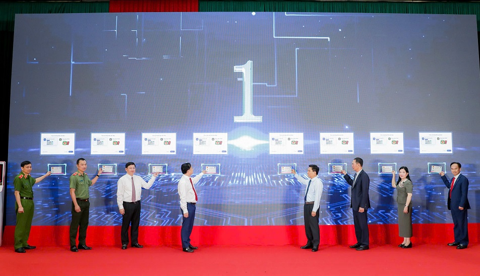 Các đại biểu bấm nút khởi động triển khai mô hình thí điểm Kiosk thông minh và Hệ thống xác thực, cấp bản sao số tài liệu điện tử - Ảnh: Agribank