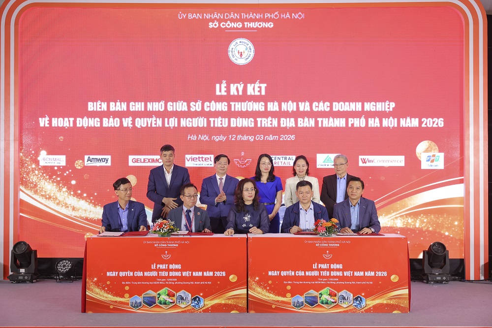 Ông Nguyễn Phương Sơn - Giám đốc Đối ngoại Amway Việt Nam (ngoài cùng bên phải) ký kết Biên bản ghi nhớ cùng Sở Công Thương về hoạt động bảo vệ quyền lợi người tiêu dùng trên địa bàn thành phố Hà Nội