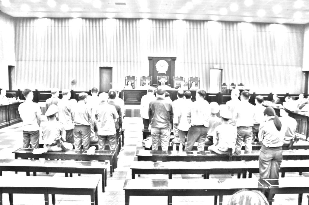 Cựu Cục phó bị truy nã bất ngờ gửi đơn tới tòa Quanh cảnh phiên tòa - Ảnh: N.A