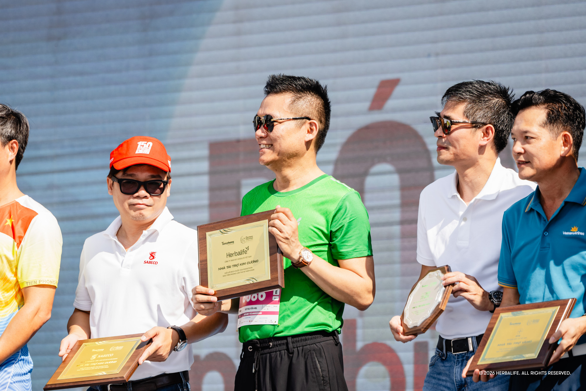 Đại diện Herbalife Việt Nam nhận bằng cảm ơn từ BTC - Ảnh: Herbalife