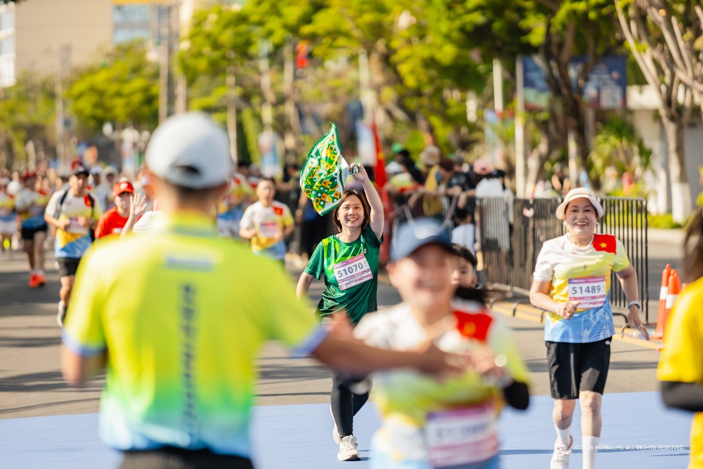 Vận động viên phấn khởi chinh phục đường chạy - Ảnh: Herbalife