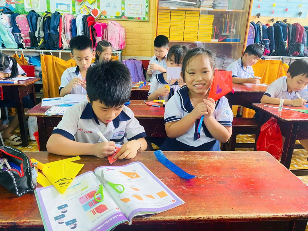 Học sinh hứng thú với những tiết học liên môn Học sinh lớp Hai Trường tiểu học Thuận Kiều gấp diều giấy nhờ những kiến thức về hình học trong tiết toán