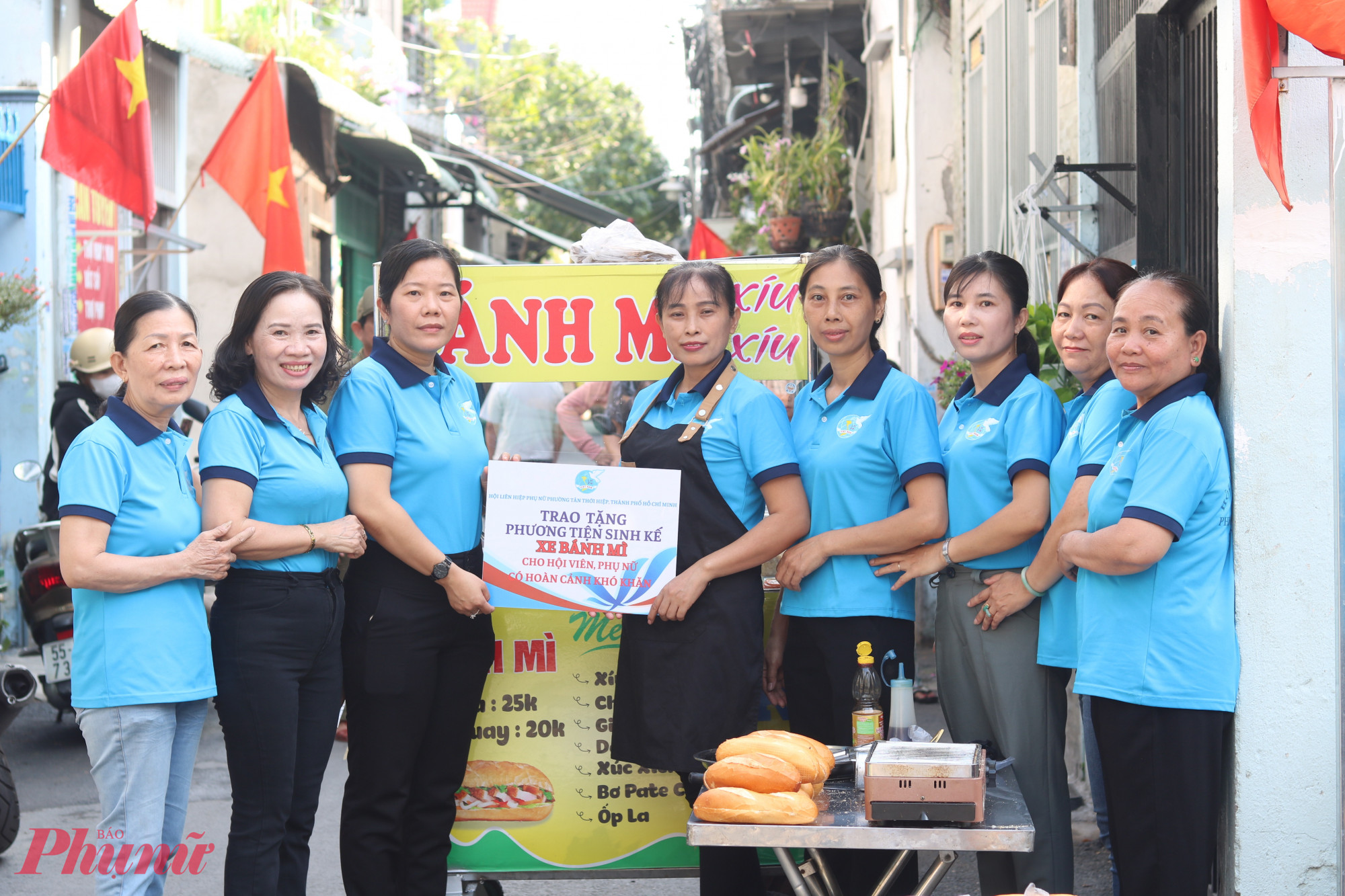 Bà Phạm Thị Mộng Hằng – Phó chủ tịch thường trực Ủy ban MTTQ Việt Nam phường Tân Thới Hiệp, Chủ tịch Hội LHPN phường (thứ 3, từ trái qua) cùng chị em trong cụm thi đua 1 trao bảng tượng trưng hỗ trợ sinh kế cho chị Quý (thứ 4, từ trái qua) - Ảnh: Mẫn Nhi