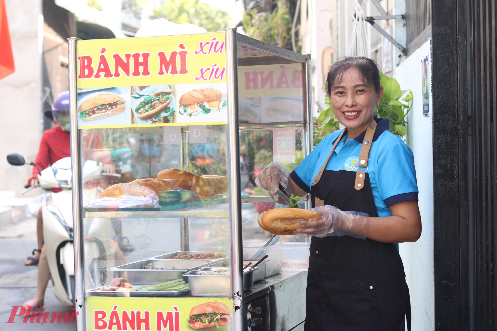 Niềm vui hiện rõ trên gương mặt chị Quý trong ngày được nhận món quà ý nghĩa từ các chị em - Ảnh: Mẫn Nhi