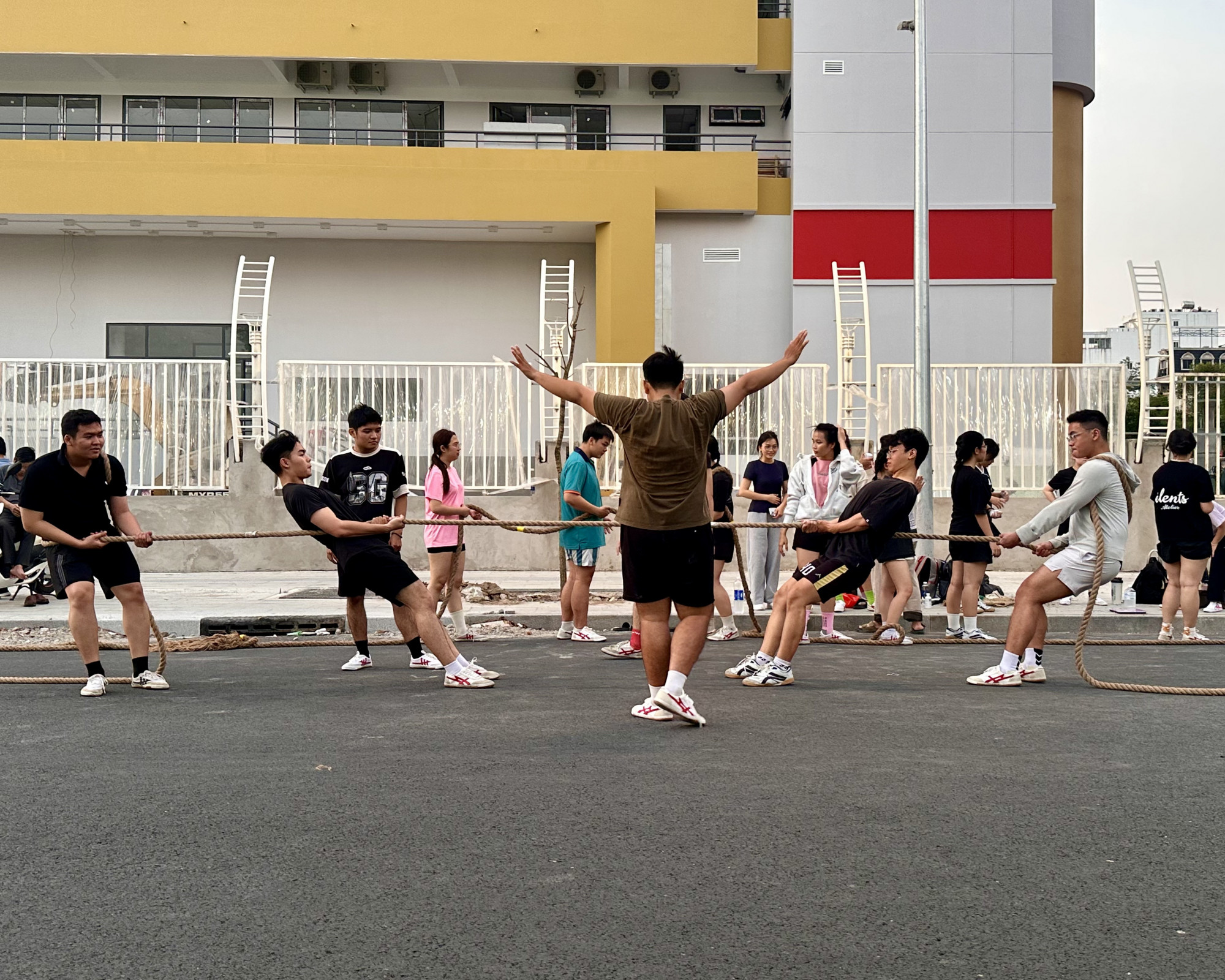 Nhóm thanh niên tập luyện kéo co mang lại sức sống trẻ cho không gian