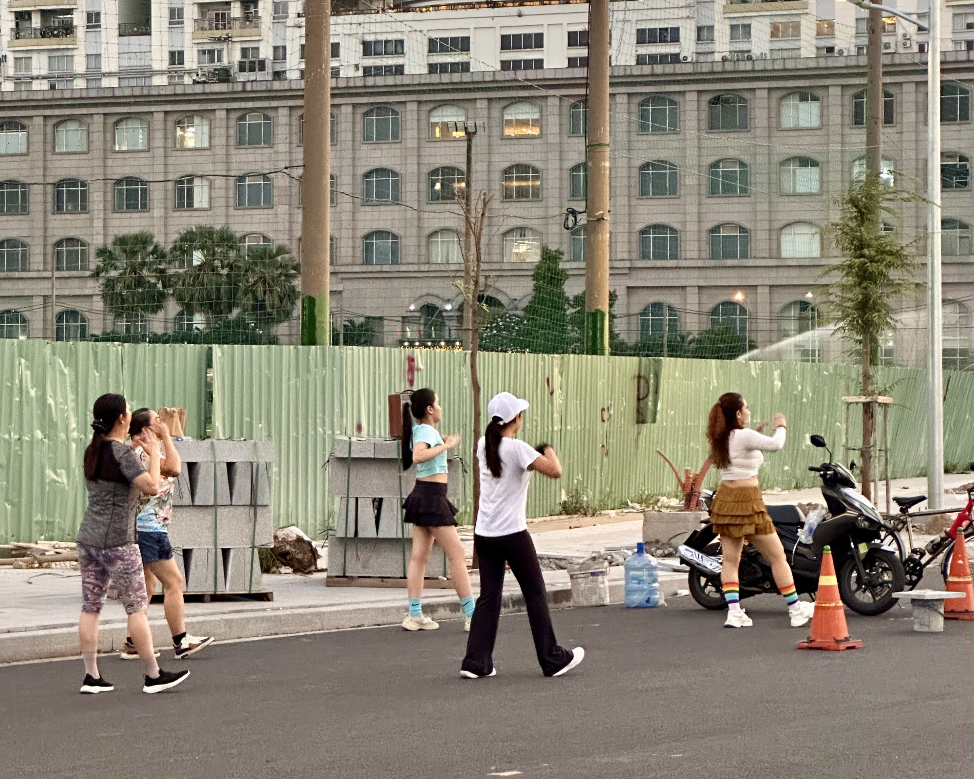 Hội chị em cũng nhanh chóng xuất hiện với âm nhạc sôi động nơi góc đường