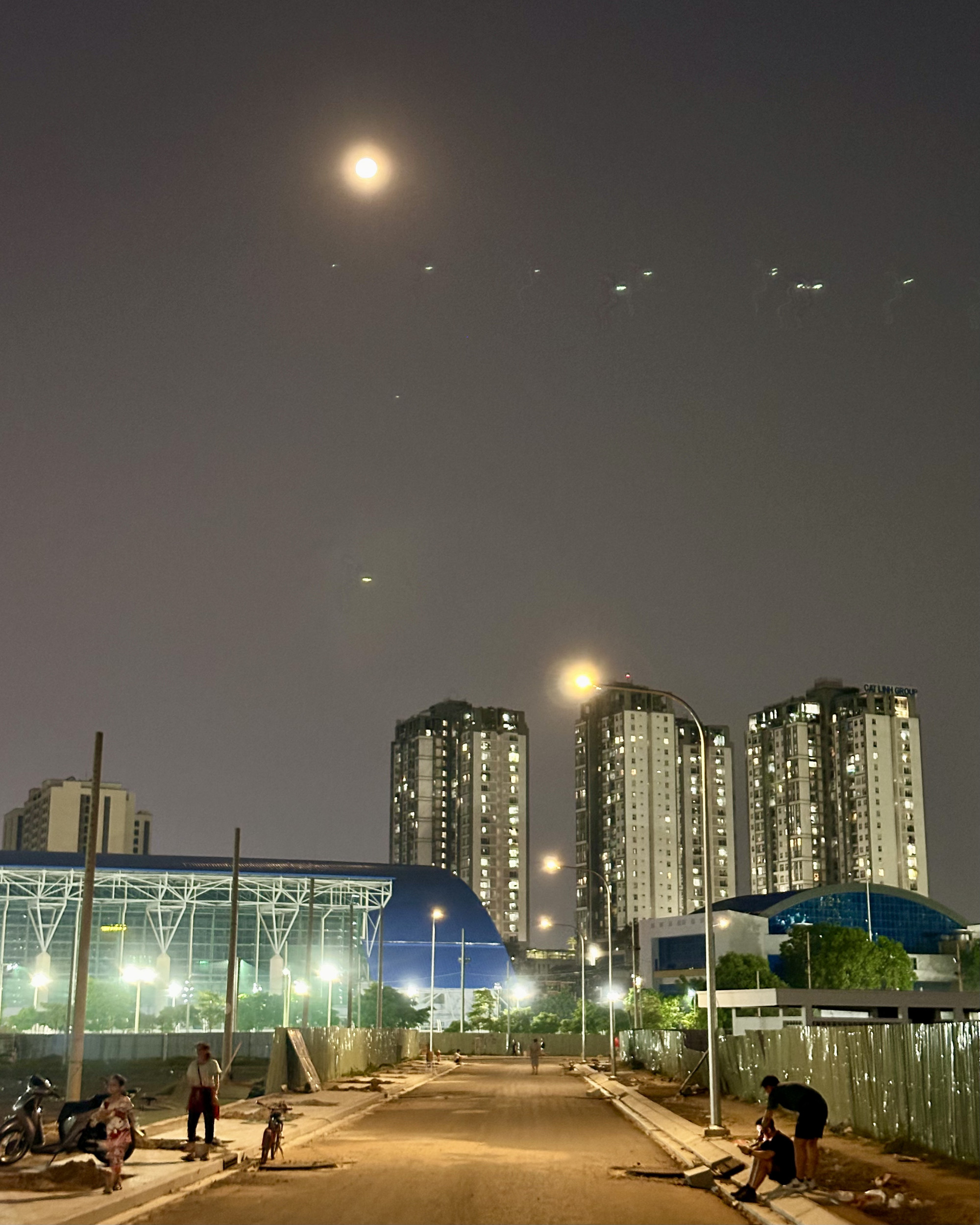 Nhiều người cũng hẹn nhau ra những tuyến đường mới mở dể chờ ngắm trăng lên