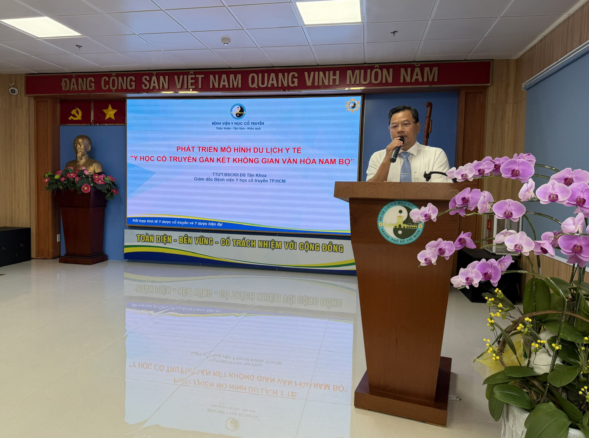 Thầy thuốc Ưu tú - bác sĩ Chuyên khoa 2 Đỗ Tân Khoa - Giám đốc Bệnh viện Y học Cổ truyền TPHCM phát biểu tại buổi hội thảo (ảnh: Thanh Huyền).