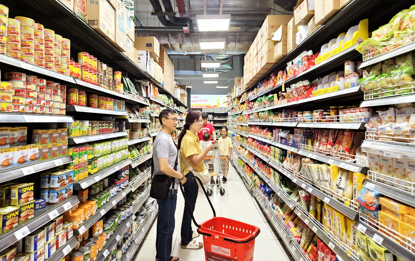 Người tiêu dùng chọn mua hàng tại siêu thị Co.opXtra Vạn Hạnh (phường Hòa Hưng)