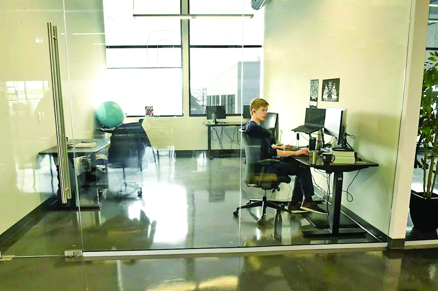 Giữa dòng chảy số hóa là sự cô đơn của những nhân viên thiếu kết nối - ẢNH MINH HỌA: LORI VAN BUREN (Albany Times)