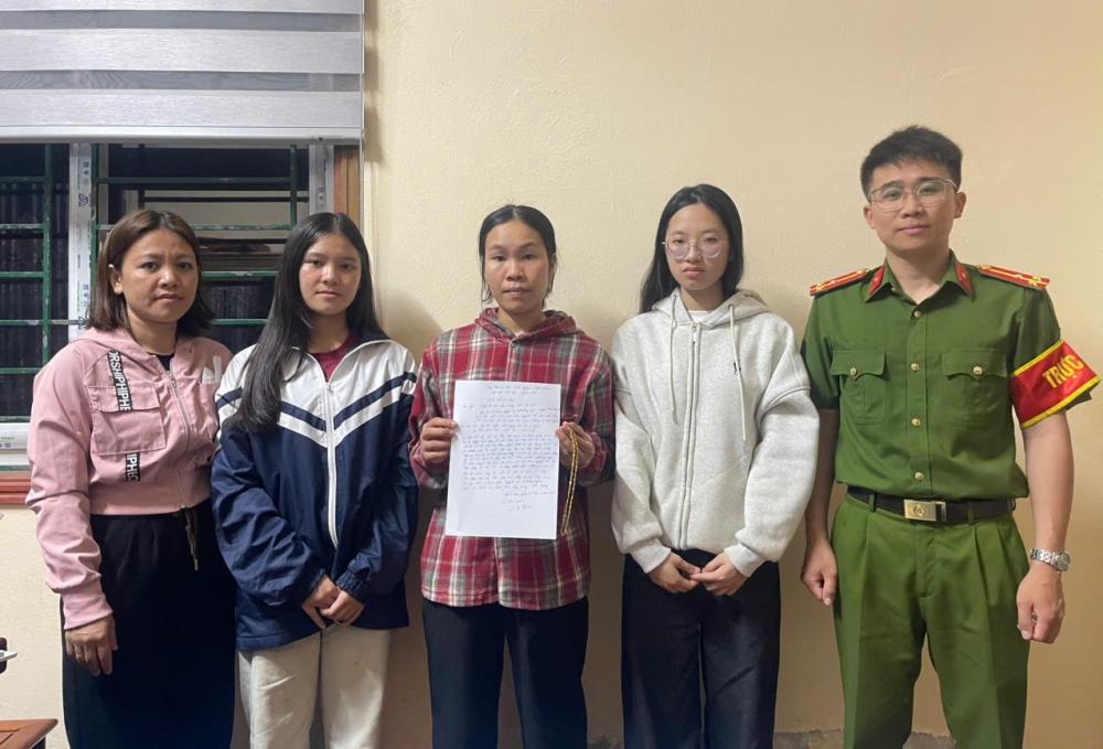 Chị Biên nhận lại tài sản đánh rơi - Ảnh công an cung cấp