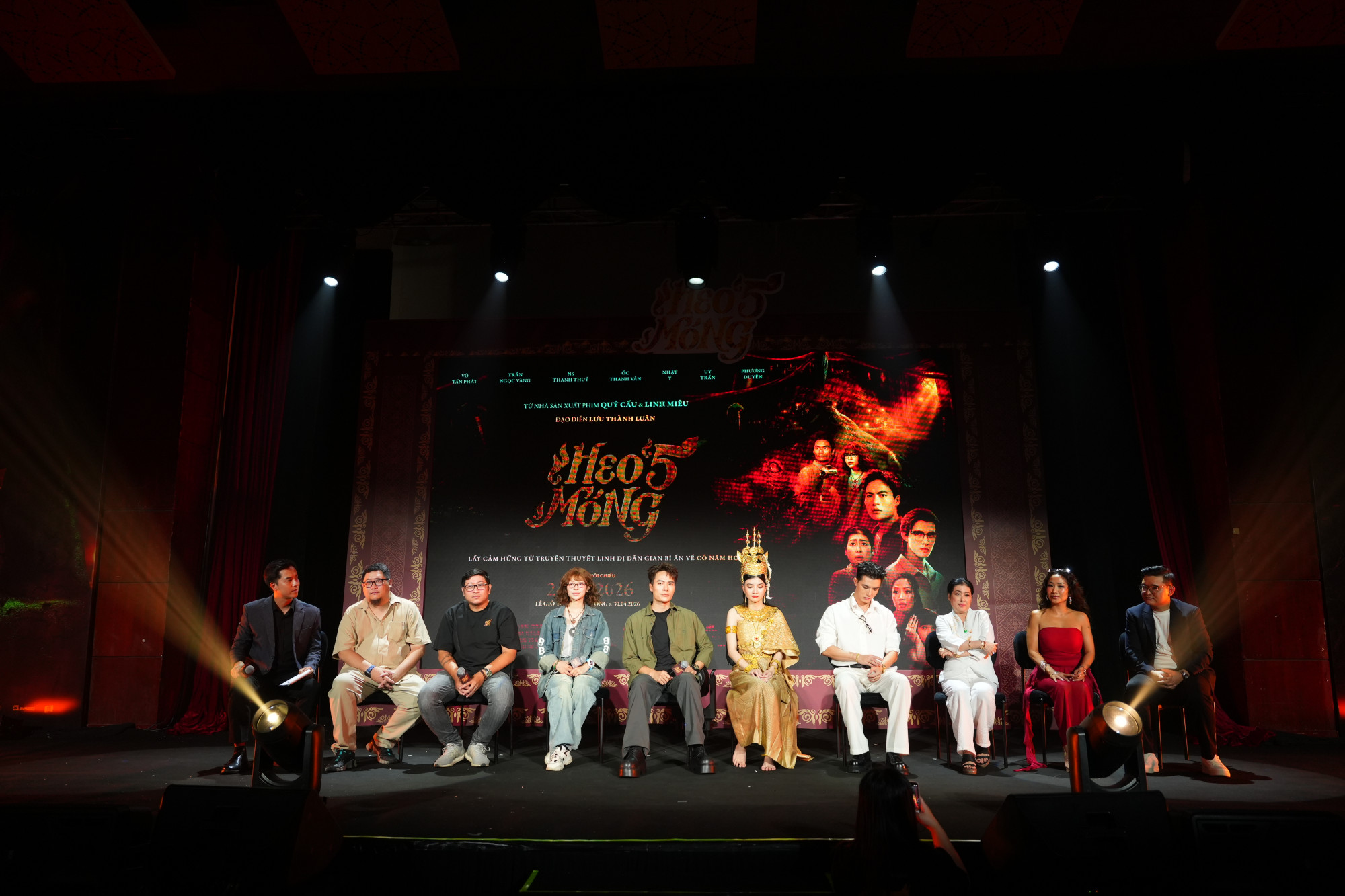 Dàn diễn viên tham gia phim Heo 5 móng gặp gỡ truyền thông tại TPHCM