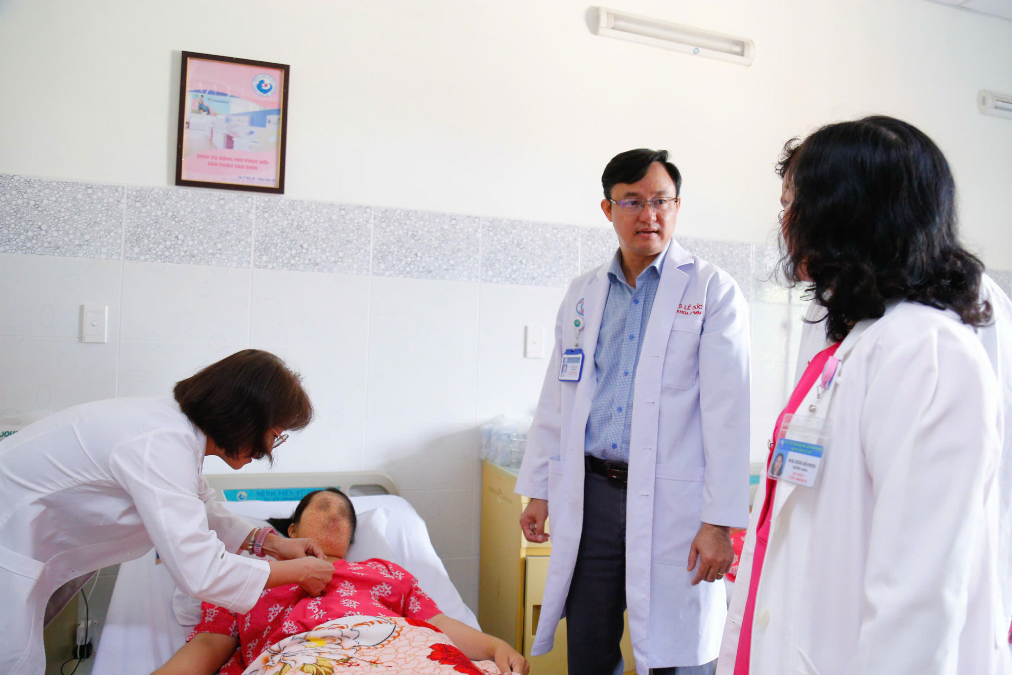 Ê-kíp bác sĩ bệnh viện thăm khám cho chị T. trước khi chị được xuất viện, ảnh BVCC