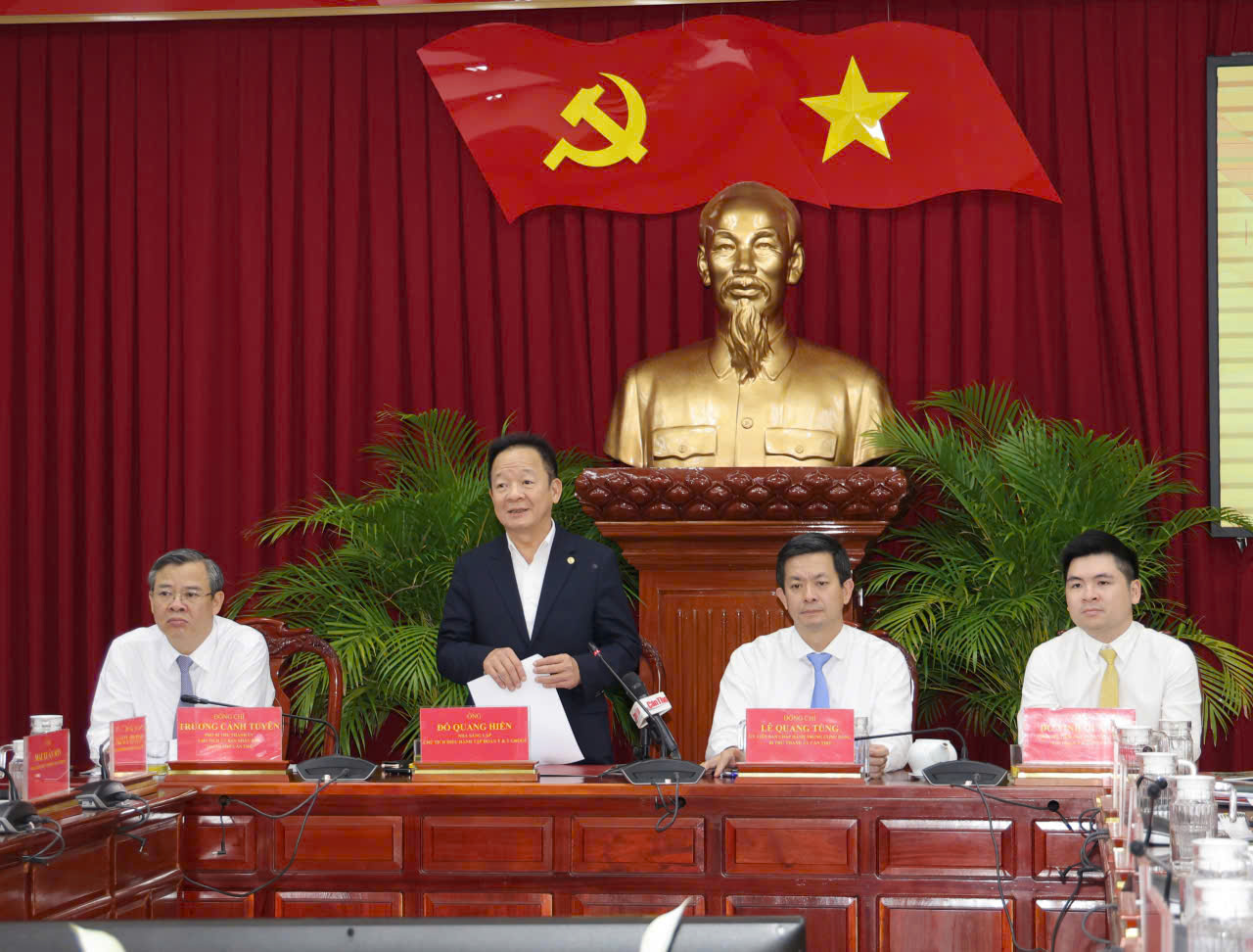 Ông Đỗ Quang Hiển (đứng) - Chủ tịch Tập đoàn T&T - phát biểu