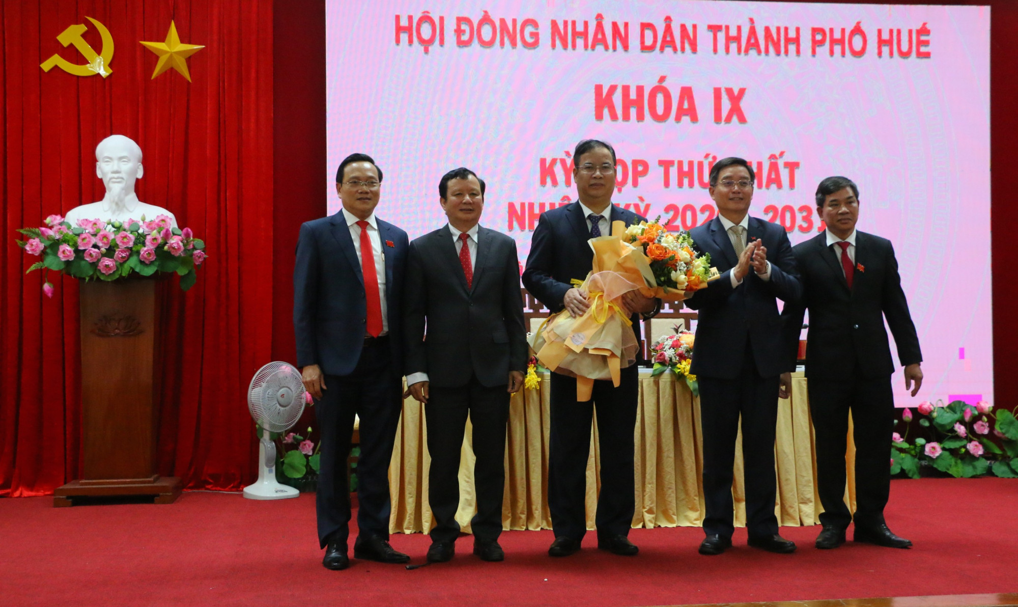 Tặng hoa chúc mừng chủ tịch Phó Chủ tịch HĐND thành phố khóa IX, nhiệm kỳ 2026 - 2031