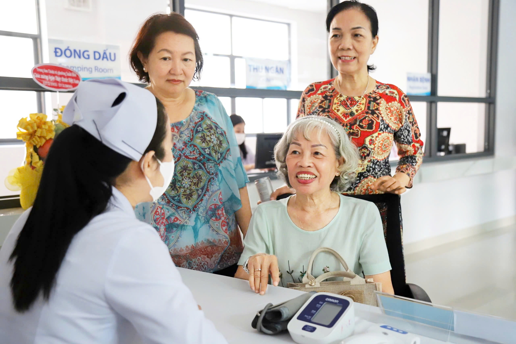 Người dân  đang được tư vấn  khám bệnh  tại trạm y tế  phường Xuân Hòa