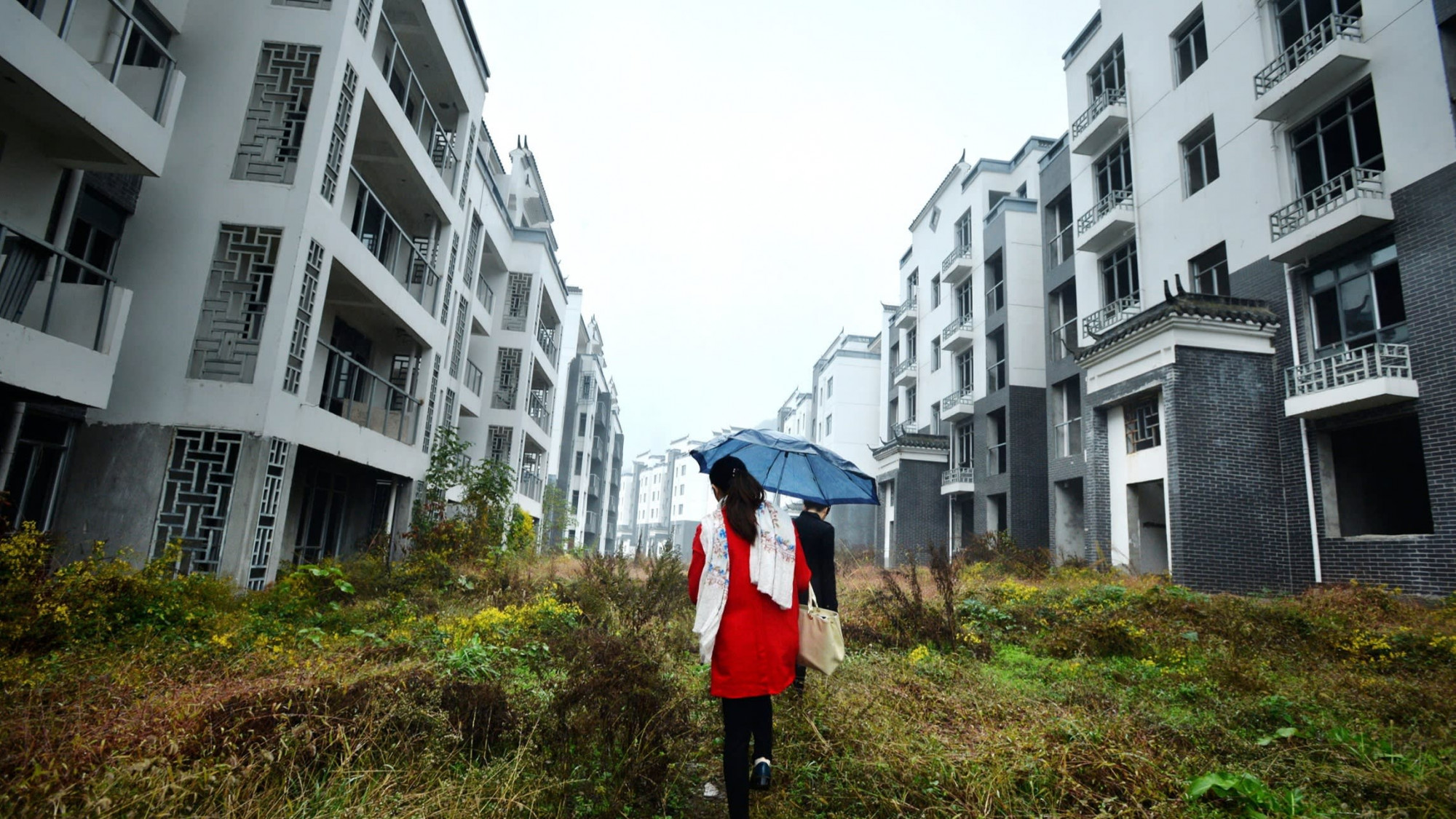  Đây là một thực tế đang gia tăng tại các đô thị lớn do chi phí nghĩa trang cao và quỹ đất ngày càng hạn chế - Ảnh: FT