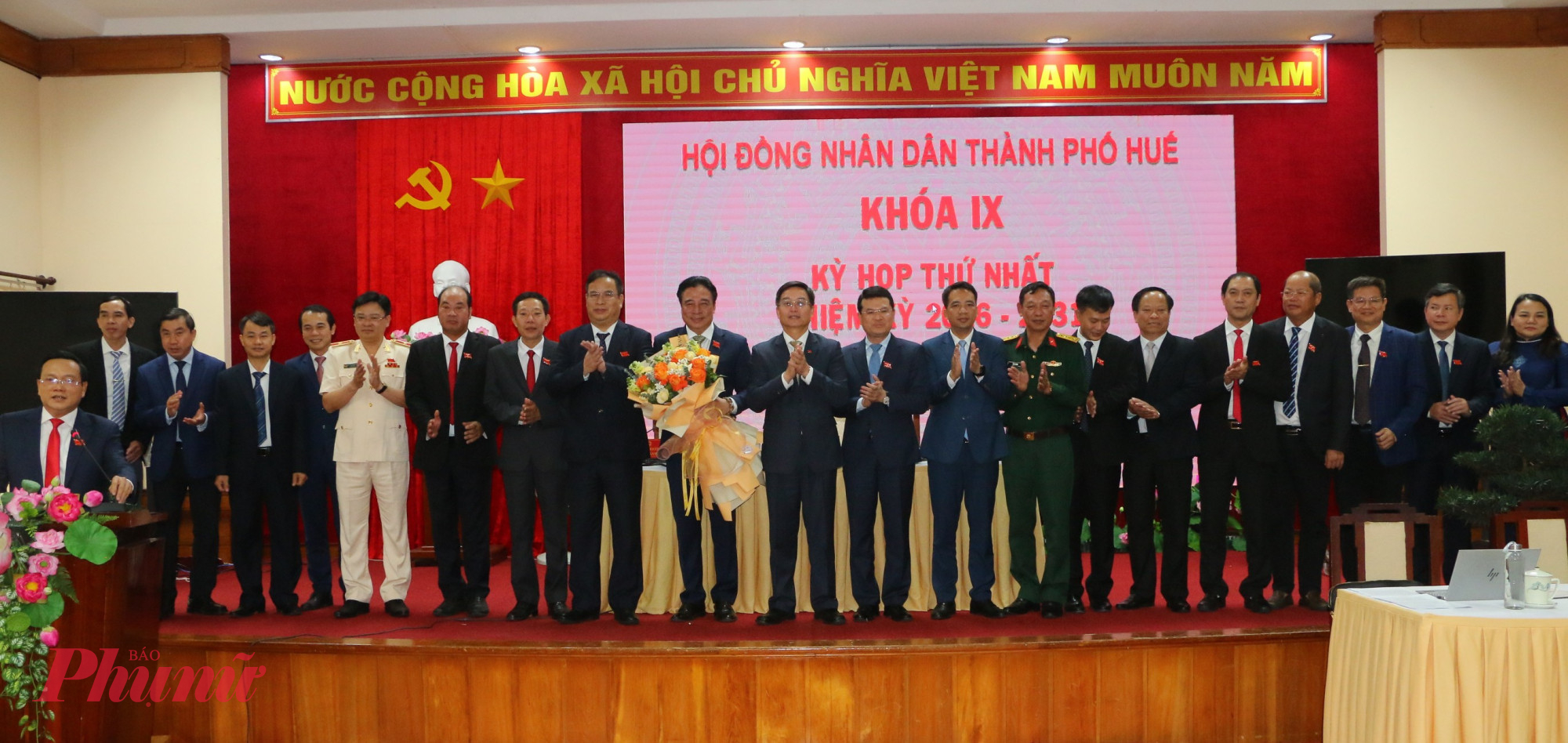 Chủ tịch và các Phó Chủ tịch UBND thành phố Huế cùng các Ủy viên UBND thành phố nhiệm kỳ 2026 - 2031 ra mắt tại kỳ họp