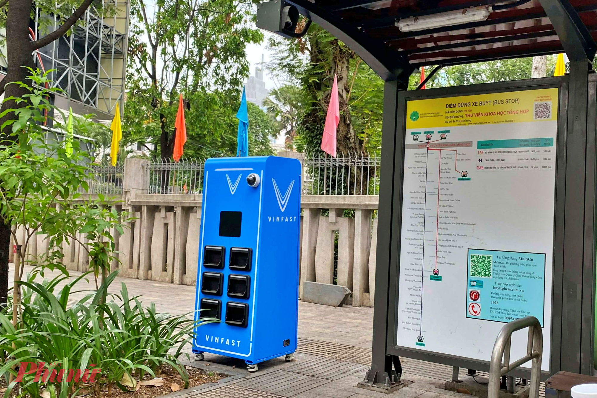 Một tủ đổi pin xe máy điện tại trạm xe buýt trên đường Lý Tự Trọng, phường Sài Gòn - Ảnh: Nguyễn Văn