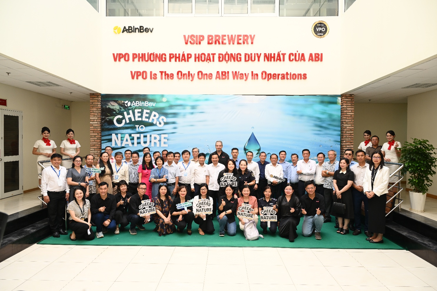 Đại diện AB InBev Việt Nam cùng đại diện các cơ quan báo chí, sở, ban, ngành và địa phương chụp ảnh lưu niệm trong chương trình tham quan Nhà máy AB InBev Việt Nam tại KCN VSIP II-A, hưởng ứng Ngày Nước thế giới 2026 - Ảnh: AB InBev Việt Nam