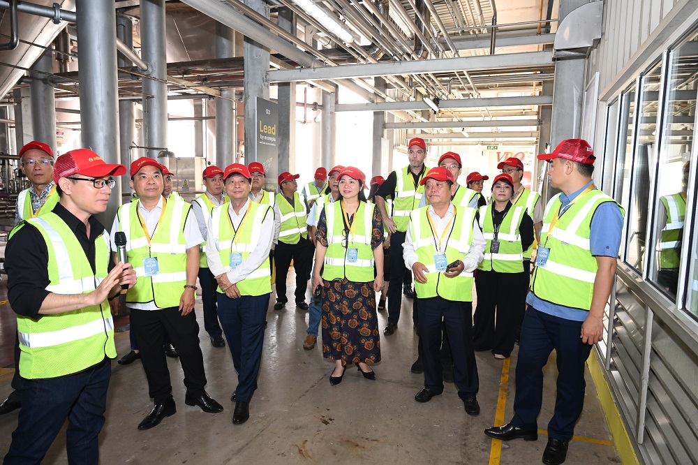 Đoàn tham quan hệ thống sản xuất tại Nhà máy AB InBev Việt Nam - Ảnh: AB Inbev
