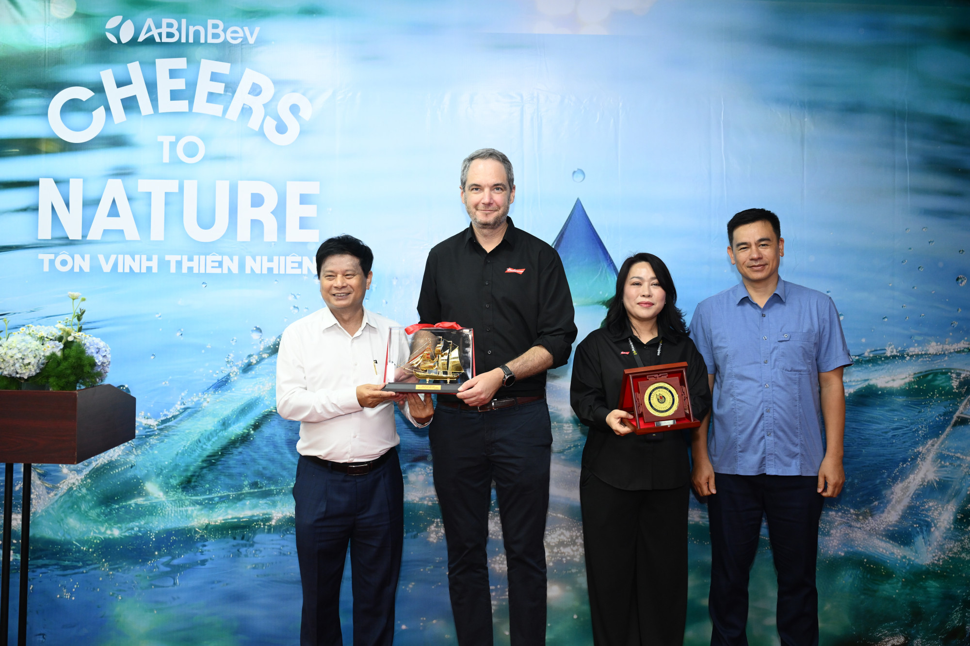 Nhà báo Trần Trọng Dũng trao quà lưu niệm cho lãnh đạo công ty - Ảnh. AB InBev