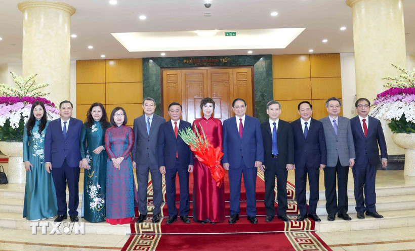 Công bố Quyết định của Bộ Chính trị về công tác tổ chức và cán bộ của TTXVN, VTV, VOV và 2 viện hàn lâm Thường trực Ban Bí thư Trần Cẩm Tú, Thủ tướng Phạm Minh Chính cùng các đồng chí lãnh đạo Đảng, Nhà nước chụp ảnh chung với Ban lãnh đạo Thông tấn xã Việt Nam - Ảnh: TTXV
