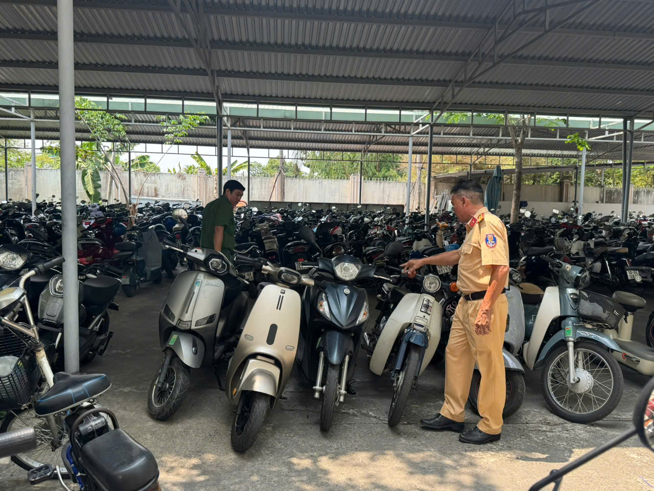 Đội CSGT An Sương kiểm tra một trường THPT trên địa bàn. Ảnh: T.N