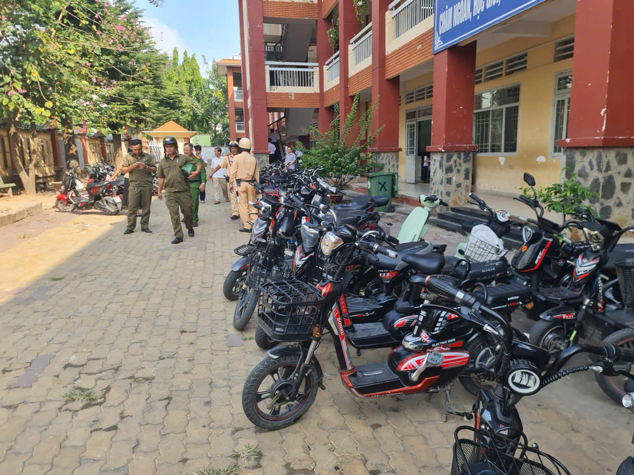 Nhiều học sinh đi xe máy điện vi phạm bị CSGT lập biên bản. Ảnh: T.N