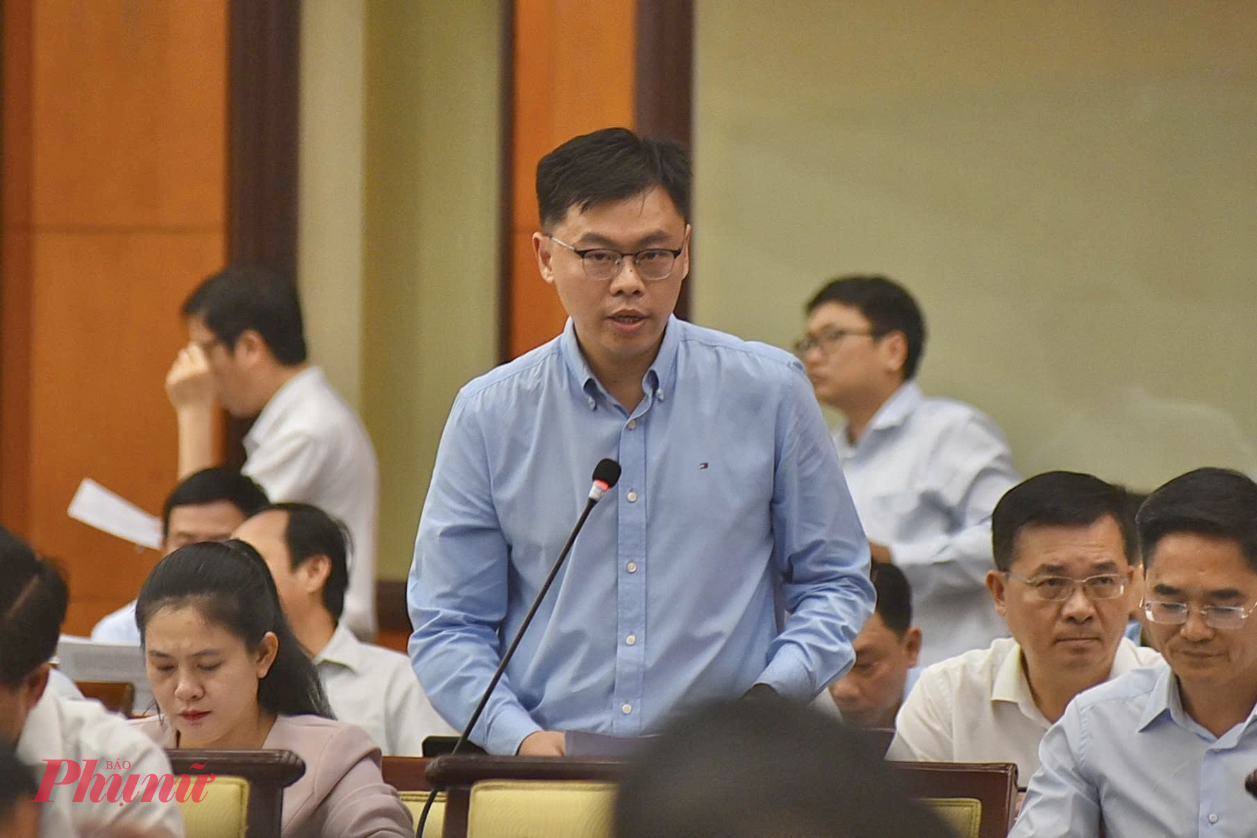 Ông Trương Minh Huy Vũ - Viện trưởng Viện Nghiên cứu phát triển TPHCM trình bày tham luận tại kỳ họp - Ảnh: Thanh Tâm