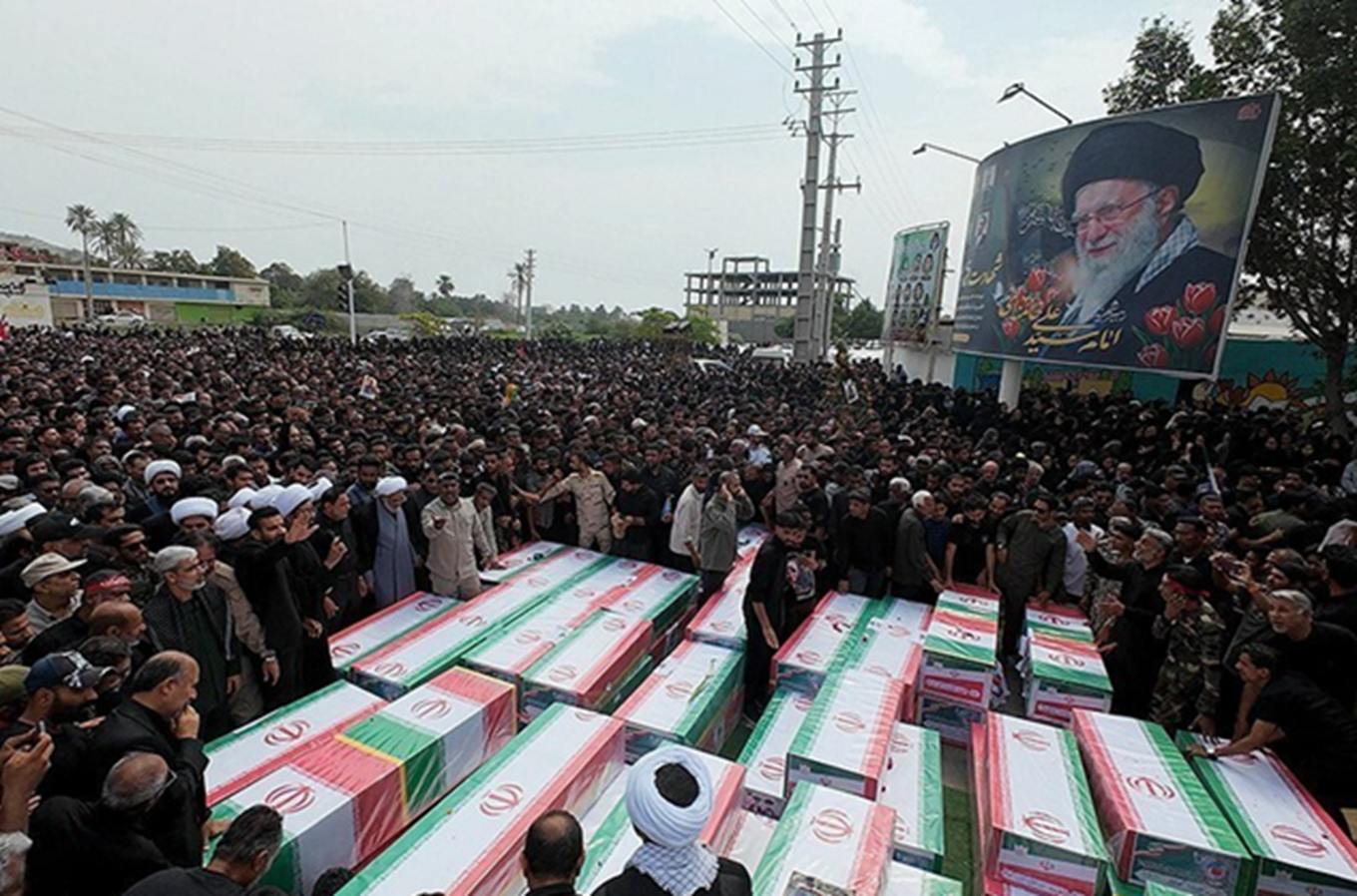 Lễ tang tập thể cho các nạn nhân của vụ tấn công tên lửa vào trường tiểu học nữ sinh Shajareh Tayyebeh, ở thành phố Minab — Ảnh: Getty Images