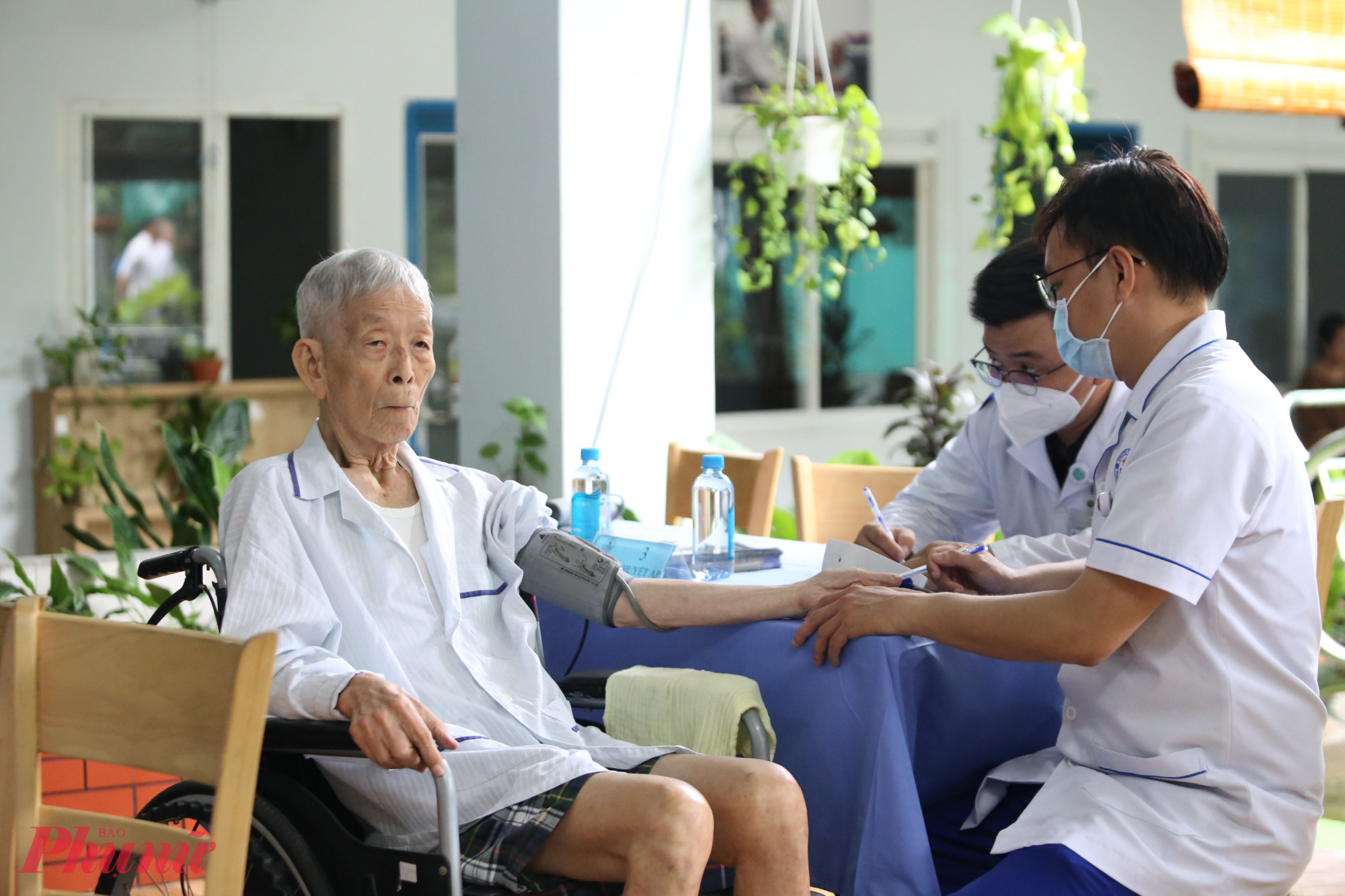 TPHCM đặt mục tiêu từ năm 2026, gần 15 triệu người dân được khám sức khỏe ít nhất một lần, hướng đến quản lý sức khỏe toàn dân bằng hồ sơ điện tử - Ảnh: Thanh Tâm