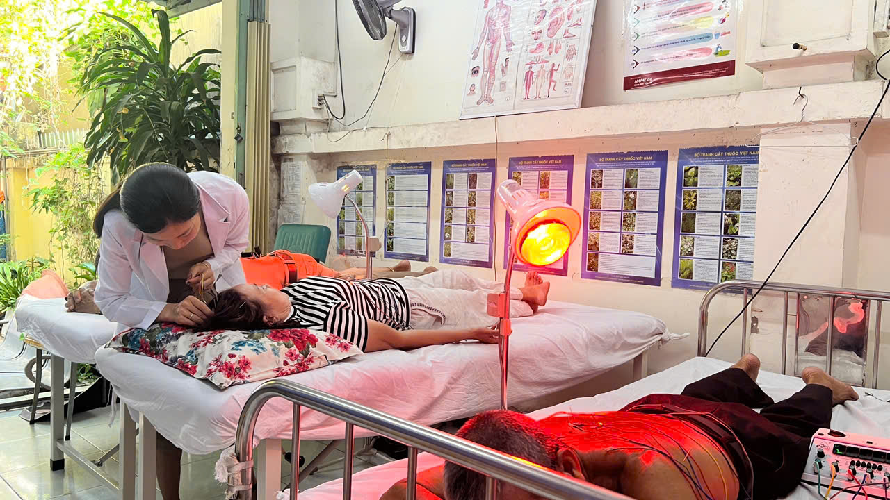 Bệnh nhân đang được bác sĩ tại Trạm Y tế phường An Nhơn châm cứu điều trị - Ảnh: Phạm An