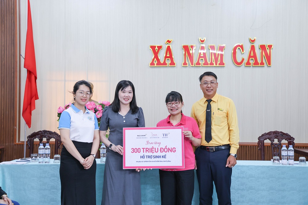 Quỹ Vì Tầm Vóc Việt, BAC A BANK trao vốn vay sinh kế cho phụ nữ Cà Mau - Ảnh: BAC A BANK