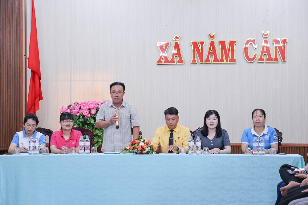 Phụ nữ khó khăn xã Năm Căn và Cái Đôi Vàm nhận hỗ trợ vốn vay - Ảnh: BAC A BANK