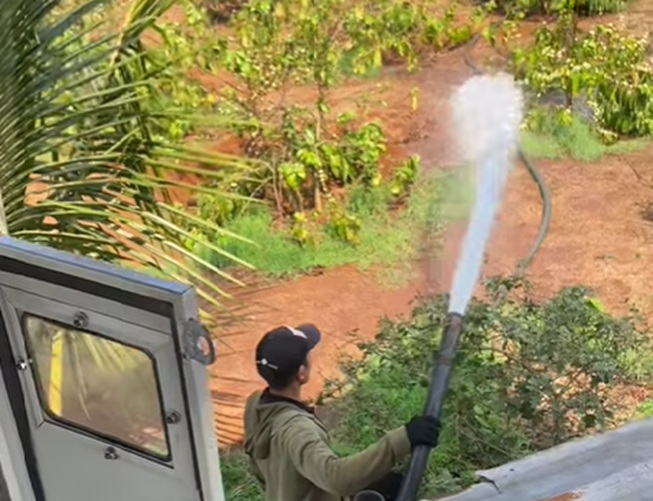 Người dân dùng điện từ năng lượng mặt trời để tưới nước cho cây trồng - ảnh: Đại Thắng