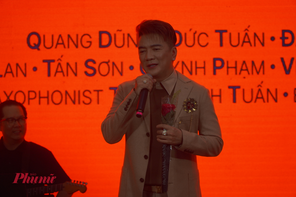 Đàm Vĩnh Hưng khuấy động không gian âm nhạc với phong cách biểu diễn giàu năng lượng