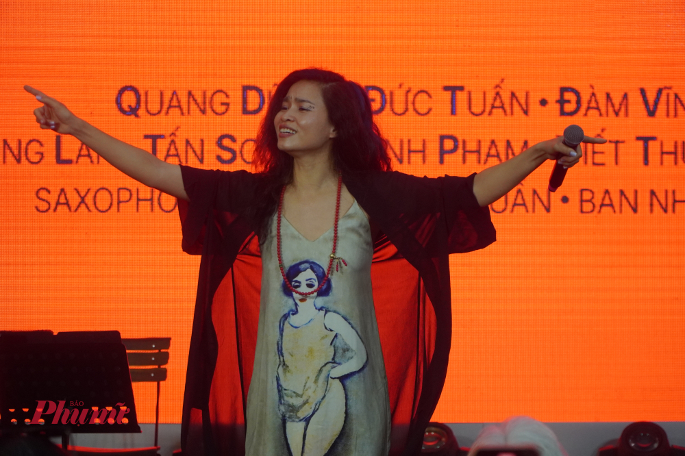 Ca sĩ Đồng Lan đem đến những bài hát giàu cảm xúc.