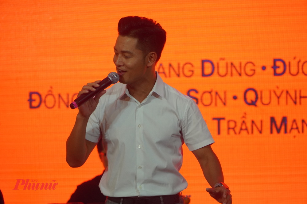 Đức Tuấn mang đến màu sắc chỉn chu, tinh tế qua các ca khúc quen thuộc.