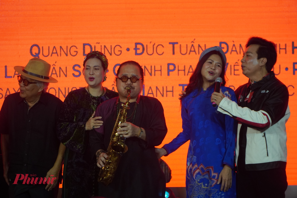 Các nghệ sĩ cùng hòa giọng, tạo nên bức tranh đa sắc của nhạc Trịnh.