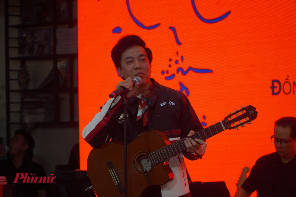 Tấn Sơn gây ấn tượng với lối hát nội lực, giàu chiều sâu.