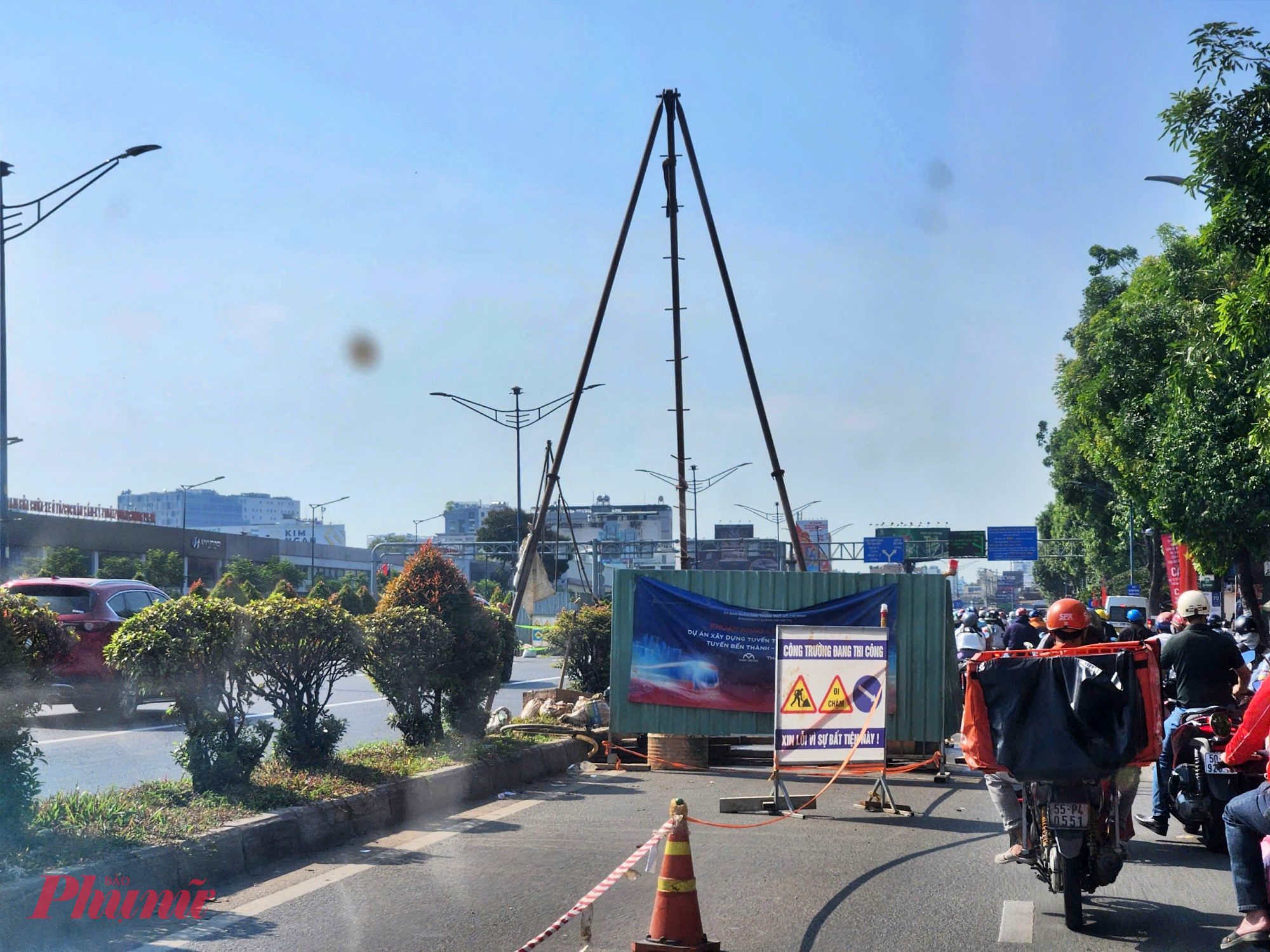 Công trình thi công ga metro số 2 trên đường Trường Chính - Ảnh: Nguyễn Văn