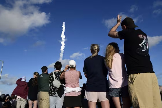 Người dân quan sát vụ phóng Artemis II từ cầu A. Max Brewer ở thành phố Titusville, bang Florida (Mỹ) - Ảnh: Gerardo Mora / Getty Images