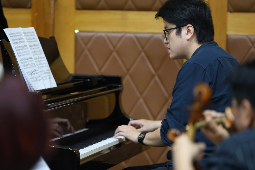 Nghệ sĩ piano Lưu Đức Anh tập luyện cho đêm diễn - Ảnh: HBSO