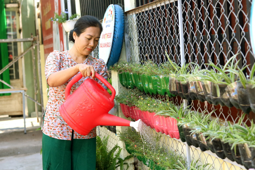 Chị Nguyễn Thị Thúy Vân - Chi hội trưởng Chi hội Phụ nữ khu phố 48, phường Thới An  - mỗi ngày tưới nước cho cây