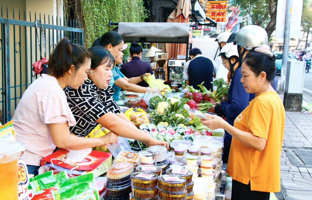 Người dân phường Phú Lâm tham quan, mua sắm tại “Phiên chợ cuối tuần” cung cấp thực phẩm và hàng hóa giá rẻ do Hội LHPN phường tổ chức. Ảnh: Ngọc Trăm