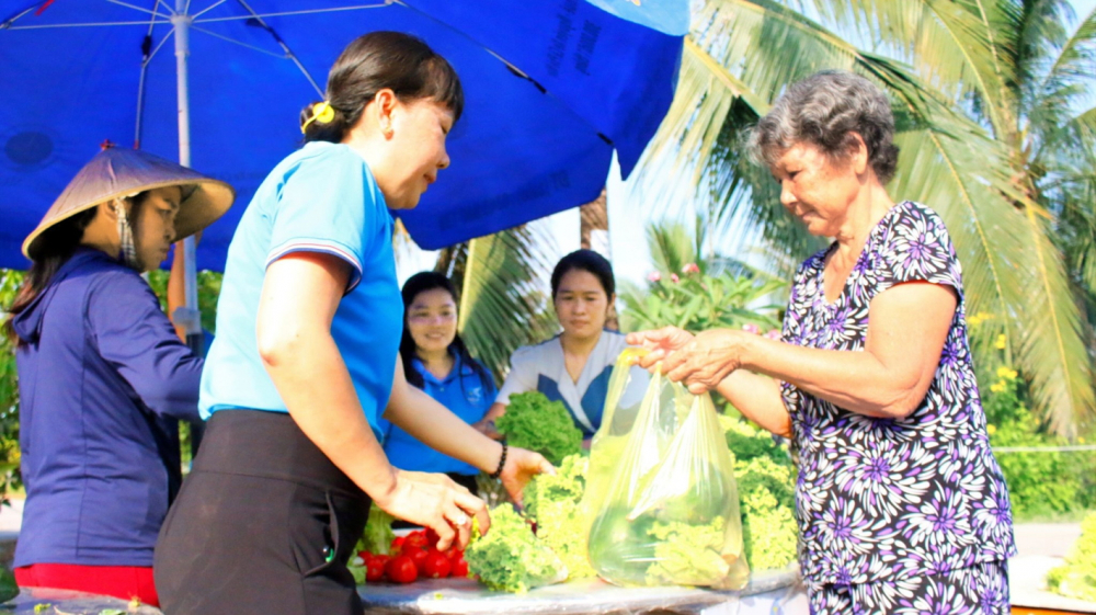 Gian hàng rau xanh 0 đồng tại ấp 22, xã Bình Lợi giúp người có thu nhập thấp phần nào vượt qua khó khăn - ẢNH: NGỌC TRĂM