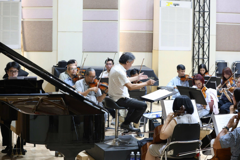 Dàn nhạc giao hưởng HBSO và các nghệ sĩ khách mời đang tích cực tập luyện cho đêm diễn - Ảnh: HBSO
